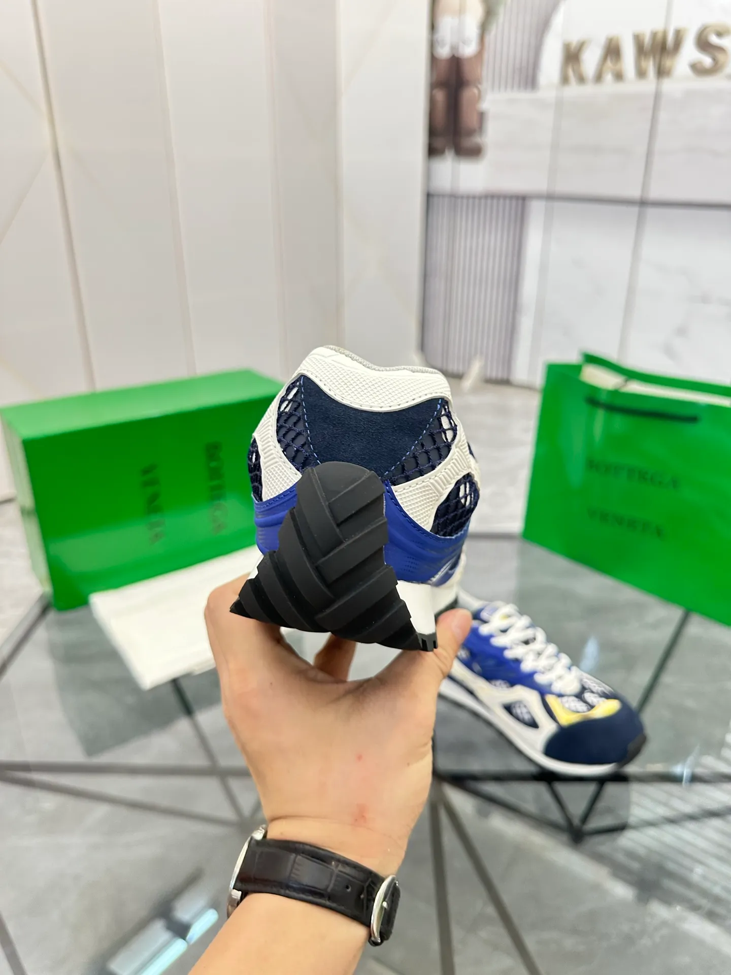 Factory men's shoes 💰: 620💰 (top version) BV Orbit sneakers Wang Yibo's same style couple's dad shoes Runner sneakers, made of lightweight technical mesh fabric. Matched with geometric pattern designed rubber outsole Wang Zha series high version Look for the package craftsmanship The actual height is much higher, but the legs are still slim. Very nice and playable and durable Matching to the standard 💯 Package shoe technology Look for the high version The outsole is made of color-blocked TPU outsole Women's model 35 36 37 38 39 40 41 (40 41 customized) Men's model 38 39 40 41 42 43 44 45. (Customized size 38 45.46) No. H345